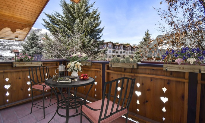 Midway House | Alpine chalet, sleeps 8, 3br2.5ba, train tickets