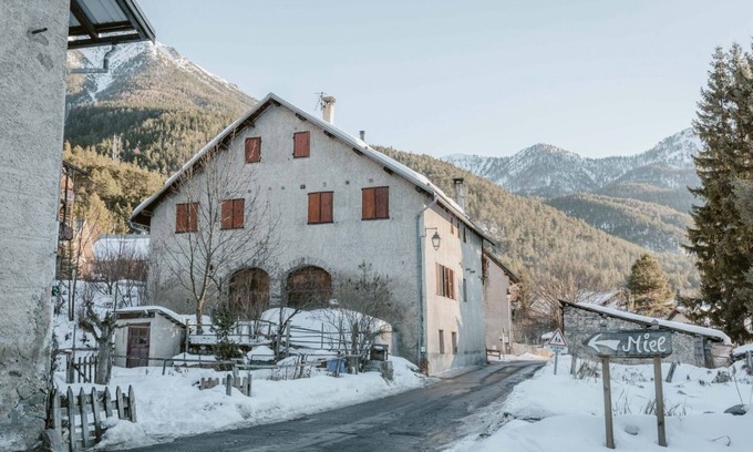 Montgenevre Apartment | Spacious Alpine Duplex Apartment for 9 with Pet-Friendly Amenities