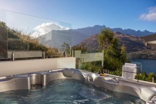 Queenstown Villa | Experience Alpine Edge Villa: Hot Tub, BBQ & Free Parking