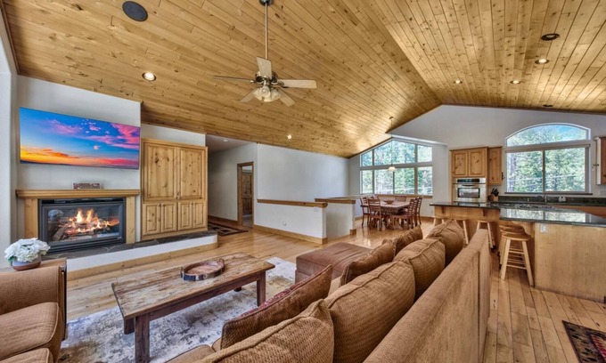 North Upper Truckee House | Alpine Family Adventure: Pet Friendly Retreat with Yard