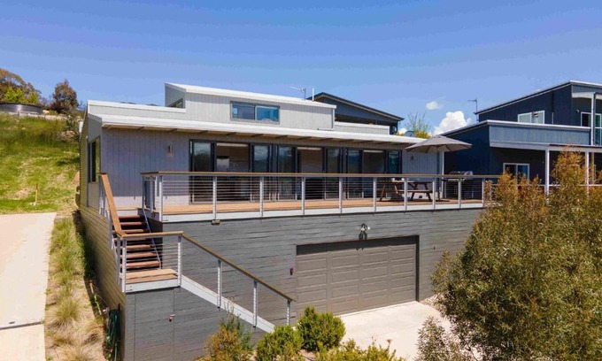 East Jindabyne House | Escape to Alpine Freedom: Family-Friendly 4-Star Retreat
