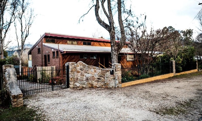 Tawonga South House | Cozy Alpine Guest House: Family-Friendly Retreat Awaits