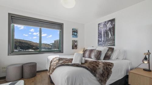 Hotham Heights Apartment | Discover Alpine Heights 19: Family-Friendly with Hot Tub