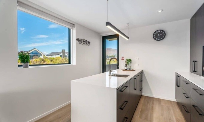 Wanaka Apartment | Cozy Stay at Alpine Horizons Summa with Family-Friendly Perks