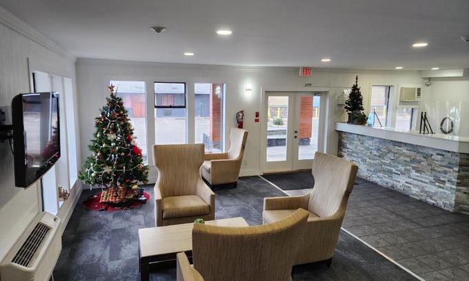 South Clearbrook Hotel | Cozy Alpine Inn Abbotsford: Pet and Child Friendly Stay