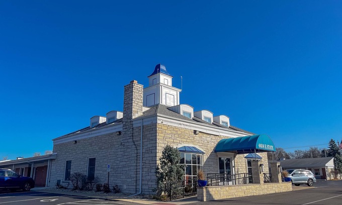 Rockford Hotel | Comfortable Stay at Alpine Inn Rockford with Family Amenities