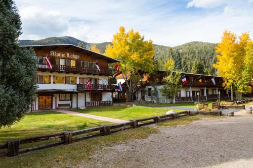 Red River Hotel | Cozy Alpine Lodge Red River with Hot Tub & Family-Friendly Fun