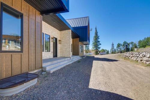 Beaver House | Alpine Mountain Escape: Family-Friendly Retreat with Hot Tub