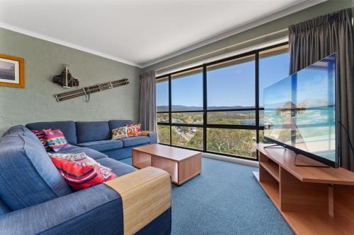 Jindabyne House | Inviting Alpine Mountain View Unit with Pool & Wifi