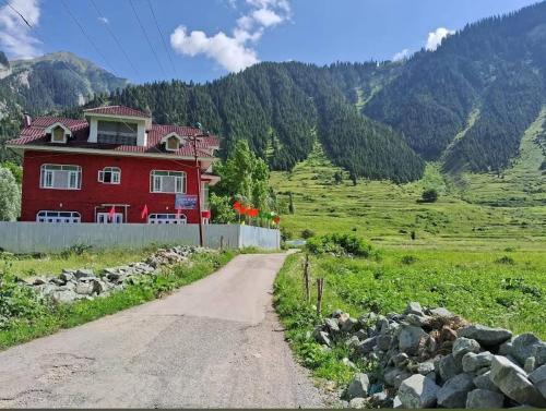 Gulmarg Hotel | Top-Rated Alpine Resort: Ideal for Family Getaways