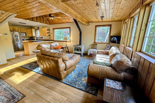 Alyeska House | Pet-Friendly Alpine Serenity Cabin for Family Getaways