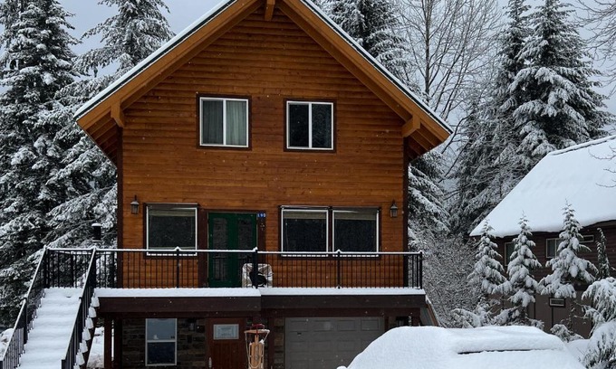 Hyak House | Explore Alpine Trails Lodge: Pet-Friendly Retreat Awaits