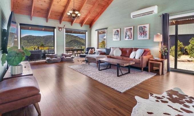Merrijig House | Family-Friendly Stay at Alpine Twin Heights - Rated 9/10