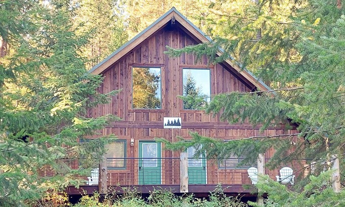 Mazama Cabin | Alpine View: Pet-Friendly Retreat with Family Amenities