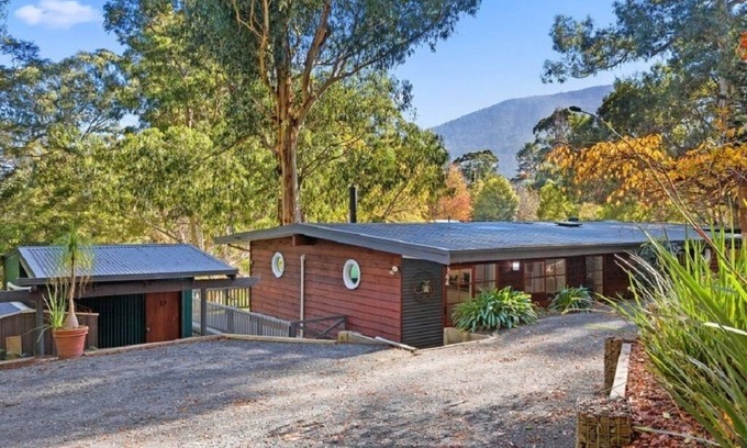 Warburton House | Alpine Views: Guest Rated 9.4 with Family-Friendly Amenities