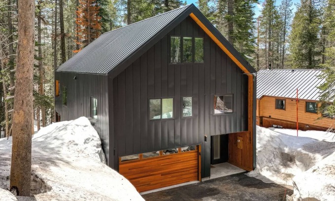 Soda Springs House | Alpine Work + Play/Donner Summit EV Hot Tub