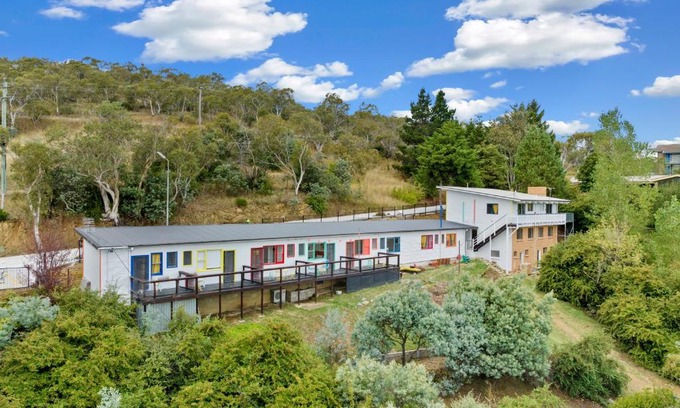 East Jindabyne Cabin | Alps Lakeview Lodge: Family-Friendly Retreat by the Water