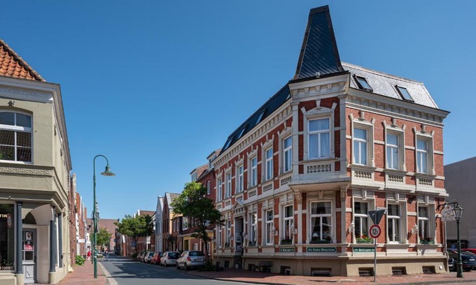 Emden Hotel | Discover Alt-Emder Bürgerhaus: Pet-Friendly Comfort Awaits