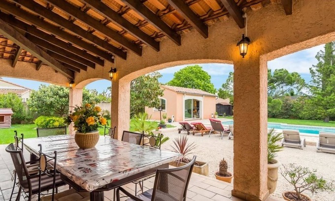 Althen-des-Paluds Villa | Elegant Villa Provençale with Pool, Spa, and Free Wi-Fi