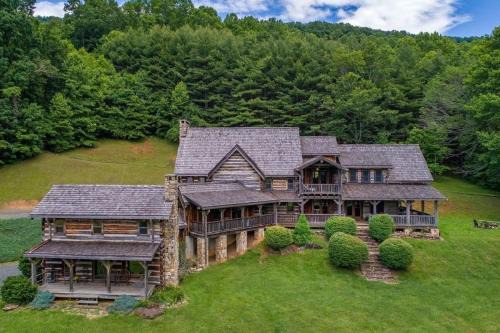 Altamont House | Unforgettable Stay at Altamont Lodge: 10/10 Rating & Hot Tub