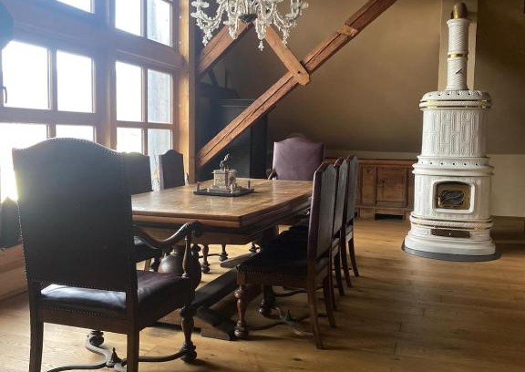 Niederalm Apartment | Historic Altbauwohnung: Family-Friendly with Top Ratings