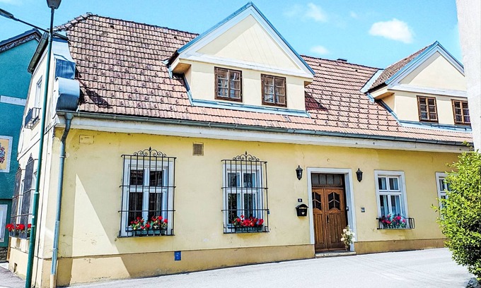 Aggsbach Markt Apartment | Cozy Retreat: Alte Post by Interhome with Spa & Breakfast