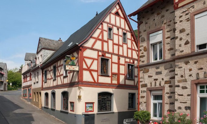 Karden Bed & Breakfast | Cozy Stay at Alte Weinstube Burg Eltz with Pet-Friendly Perks