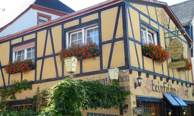 Ellenz Bed & Breakfast | Welcoming Alte Weinstuben Steinfelder Hof Garni with Dining