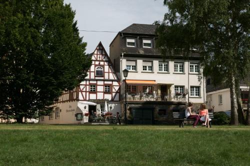 Bruttig House | Alte Winzerschenke: Family-Friendly with Breakfast Included