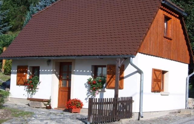 Hainewalde House | Pet-Friendly Getaway at Alter Pferdestall with Family Dining
