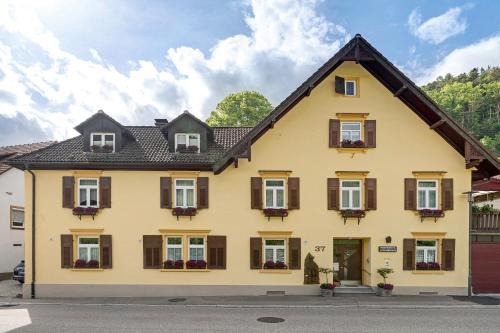 Bad Peterstal-Griesbach Apartment | Discover Altes Forsthaus: Family-Friendly 4-Star Retreat