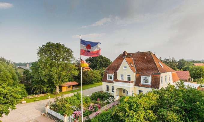 Wendtorf House | Cozy Altes Landhaus: Pet & Child-Friendly Getaway
