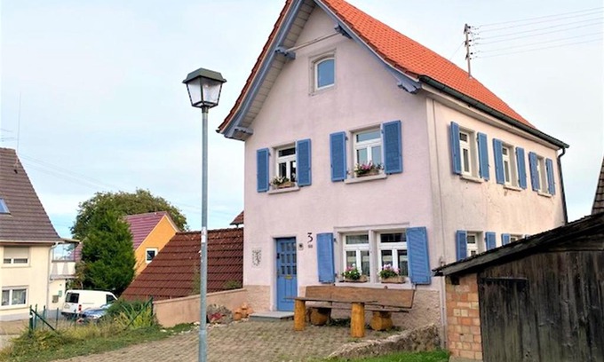 Kreenheinstetten House | Inviting Altes Rathaus: Child-Friendly Retreat Awaits