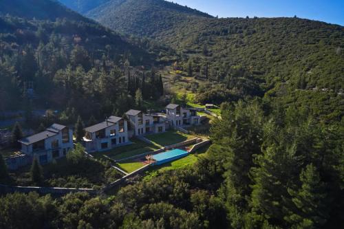 Amfikleia-Elateia Ski Chalet | Discover Alti Parnassos: 4-Star Retreat with Pool Access