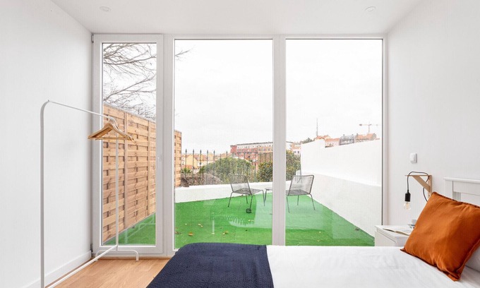 Linda-a-Velha Apartment | Ideal 2-BR Apartment with Terrace & City View Awaits