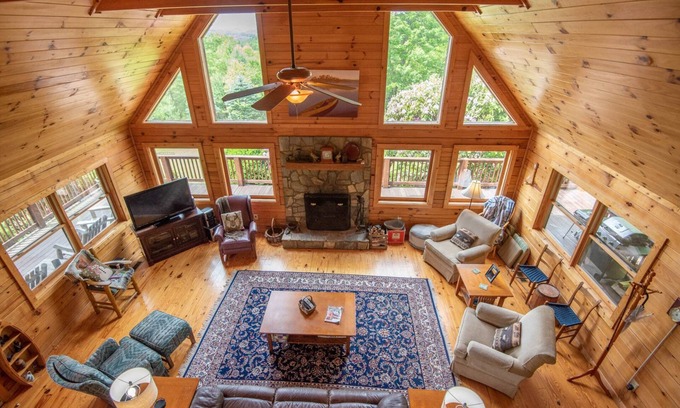 Crumpler Cabin | Scenic Getaway - Private Views & Spa Near New River
