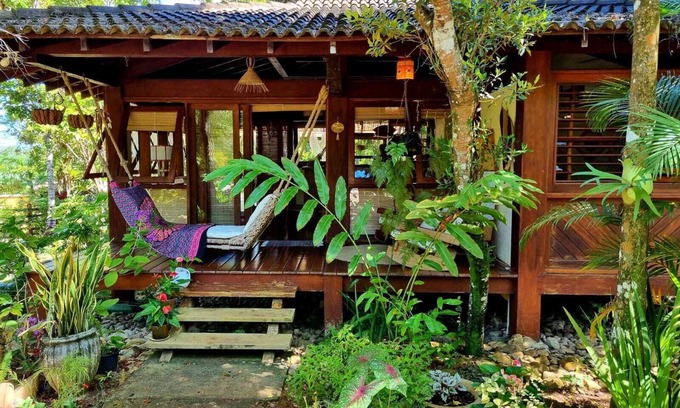 Arraial d'Ajuda House | Alto do Mucuge Bungalow: Pet-Friendly Retreat with Spa Amenities
