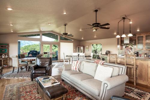 Alto House | Alto Grand View: Family-Friendly Retreat with Scenic Vistas