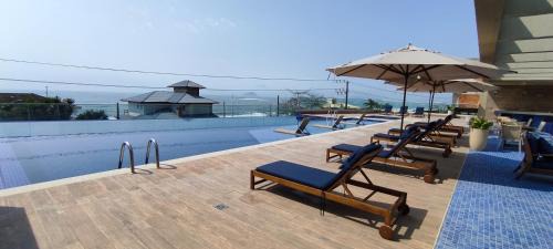 Itacolomi Apartment | Oceanfront Retreat: 4-Star Escape with Beto Carrero Views