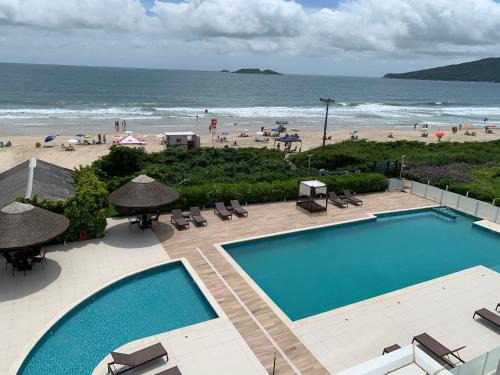 Ingleses Centro Apartment | Alto Padrão Pé na Areia 2: Oceanfront Oasis with Pool
