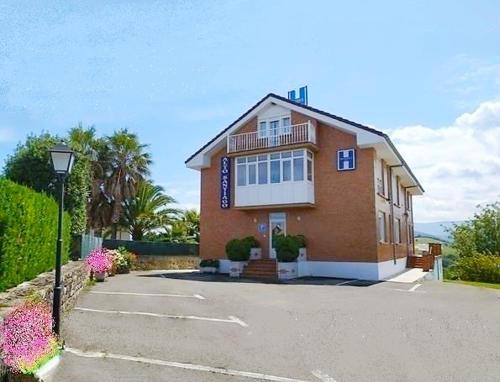 San Vicente de la Barquera House | Alto Santiago: Family-Friendly Stay with Parking Available