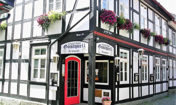 Goslar House | Pet-Friendly Altstadt-Hotel Gosequell with Oceanfront Views