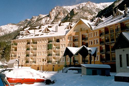 Canfranc-Estacion Apartment | Family-Friendly Stay at Altur 5 Canfranc Estación Hotel