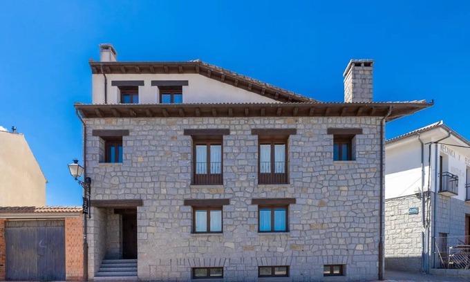 Villacastin Cottage | Alval House: Perfect Retreat for 23 with Private Pool