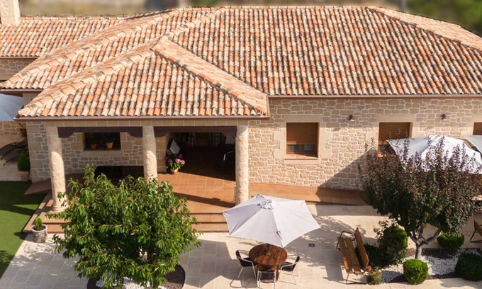 Albares Cottage | Relaxing Alvaro Rural House with Oceanfront Amenities