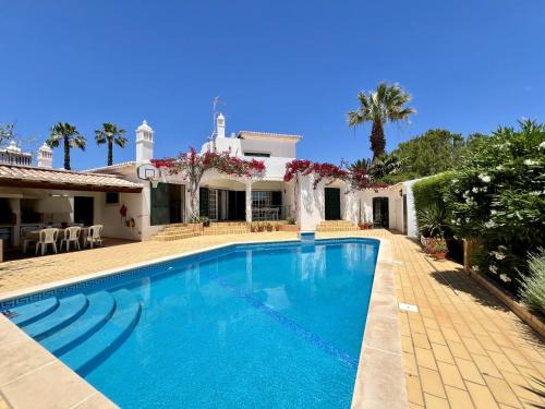 Unhais da Serra Villa | Cozy Alvor Villa with Pool - Perfect for Family Getaways
