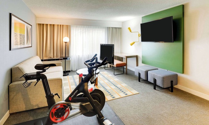 Oyster Point Hotel | Relax and Unwind: Pet-Friendly Hotel Near Costaños Canyon Park