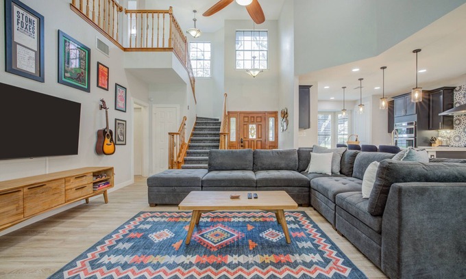 Gracywoods House | Perfect Retreat Near Q2: Pet-Friendly Getaway Awaits