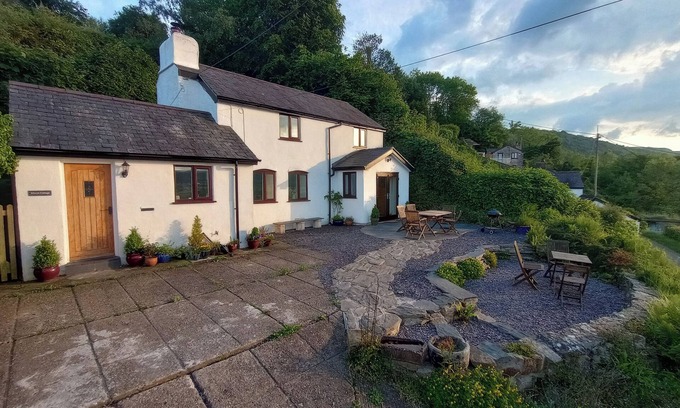 Froncysyllte Cottage | Cozy Alwyn Cottage with Pet-Friendly Amenities in Froncysyllte
