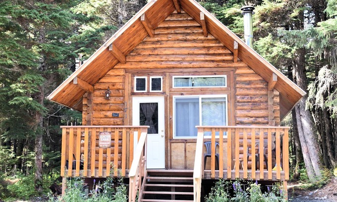 Girdwood Cabin | Exceptional Alyeska Hideaway Log Cabins with Spa & Kitchen